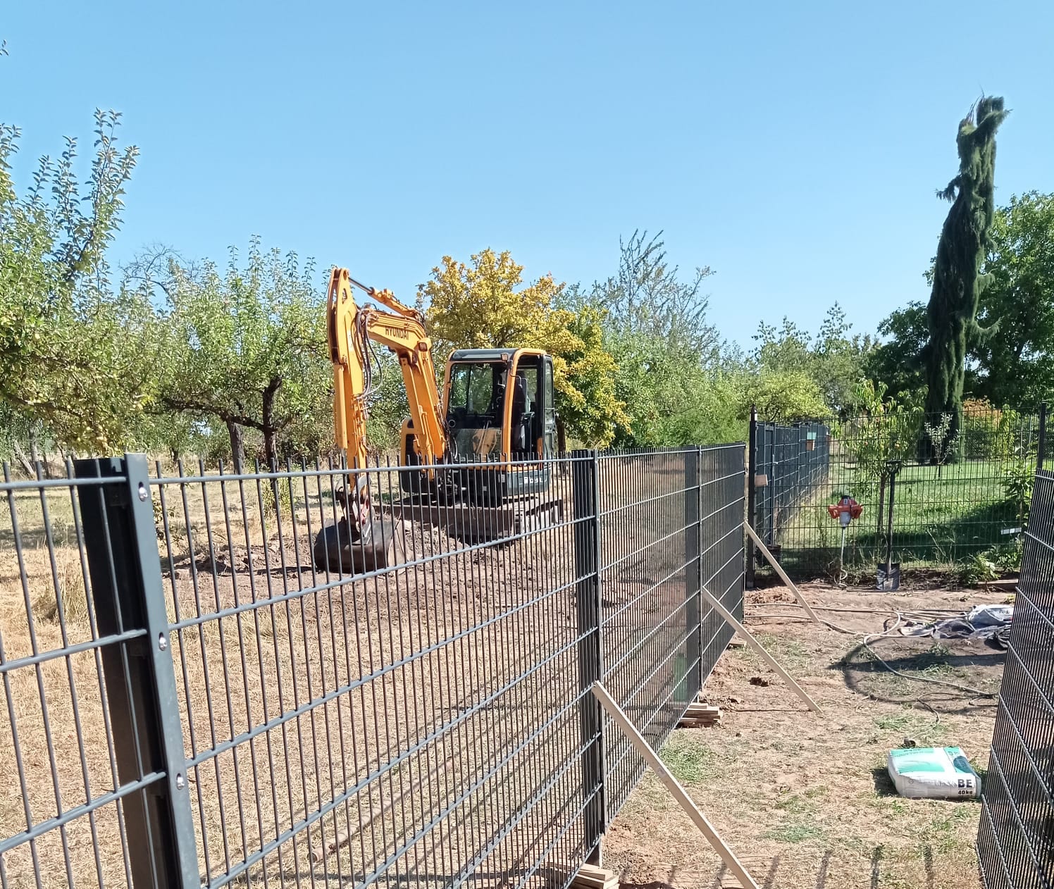 Doppelstabmattenzaun-Baustelle mit Bagger
