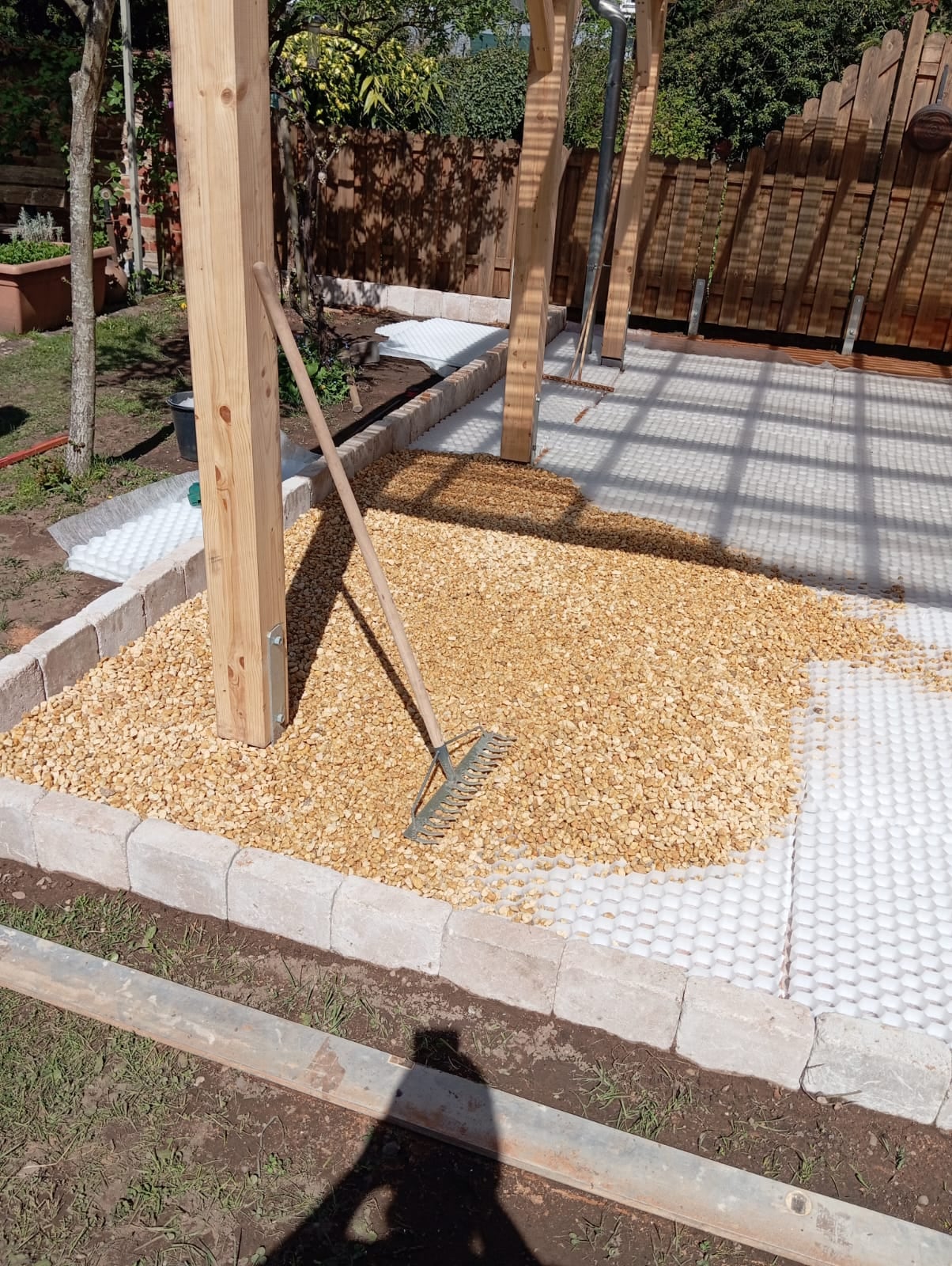 Kies-Terrasse im Bau mit Rasengittersteinen