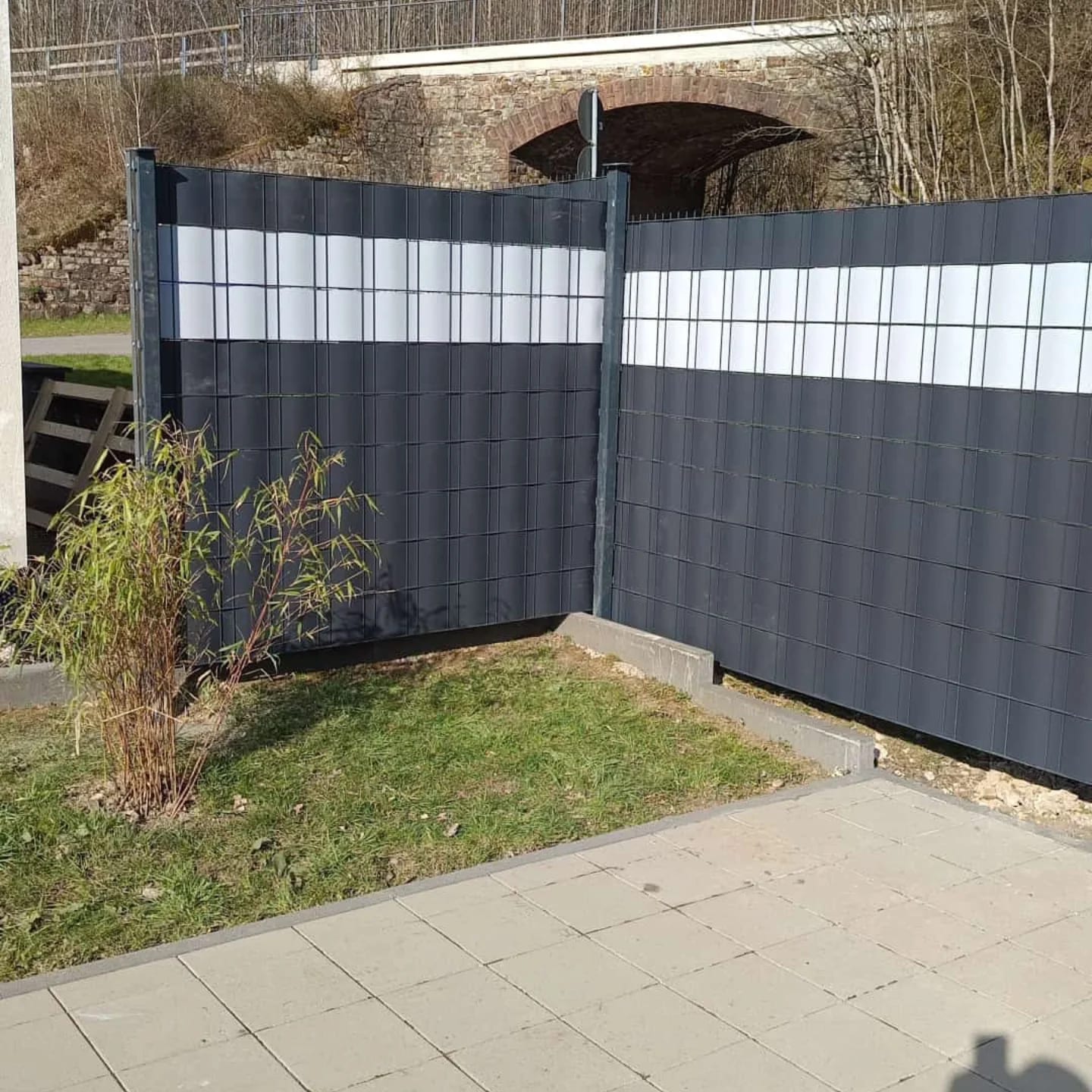 Sichtschutzzaun anthrazit an der Terrasse
