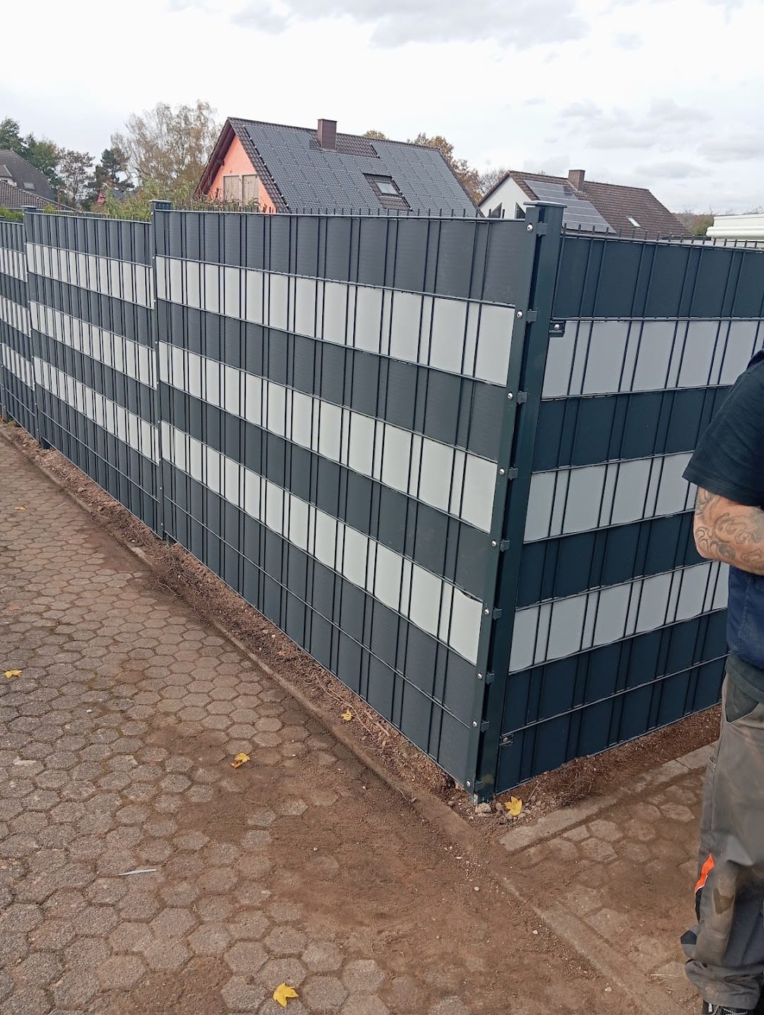 Montage eines anthrazitfarbenen Sichtschutzzauns